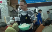 'Ông Tây' bỏ thung lũng Silicon, phục vụ quán cơm 2.000 đồng 'Ông Tây' bỏ thung lũng Silicon, phục vụ quán cơm 2.000 đồng